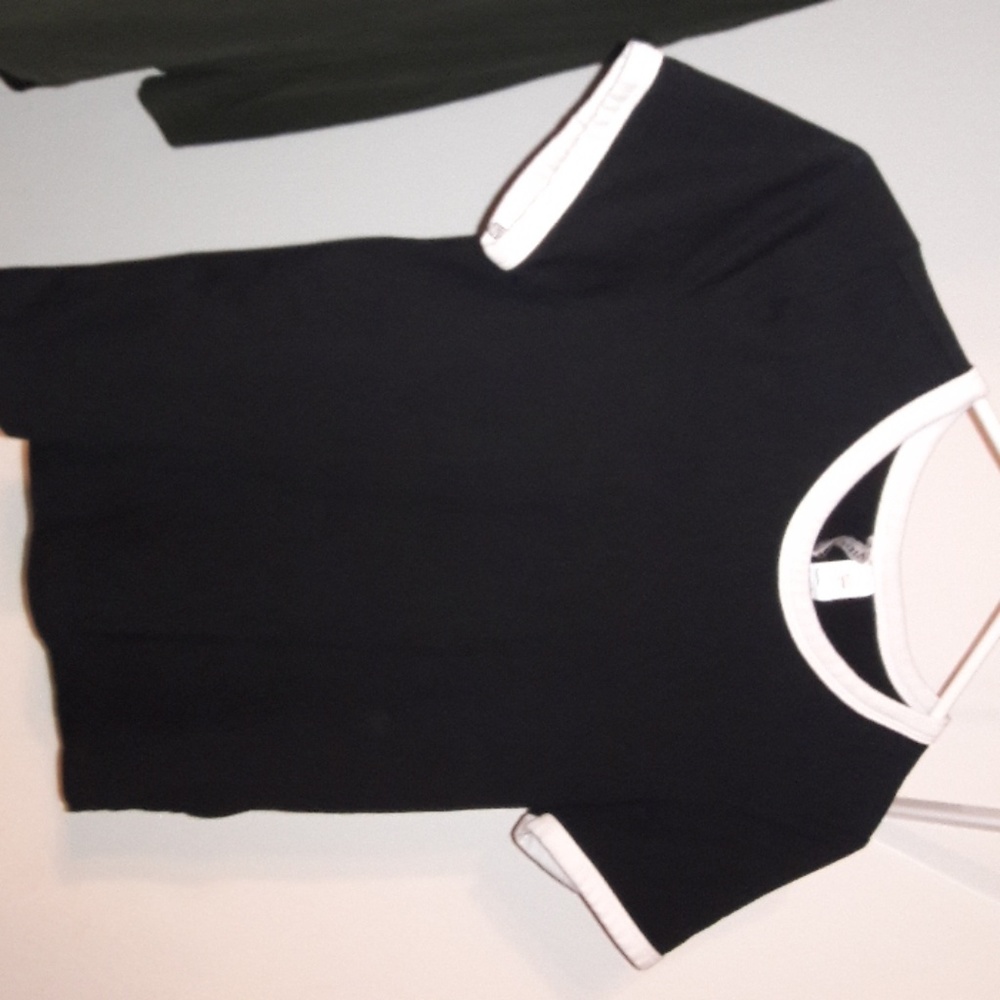 A cute black top with white tips on the sleeves•